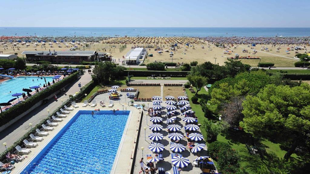 Hotel Palace Бибионе Экстерьер фото