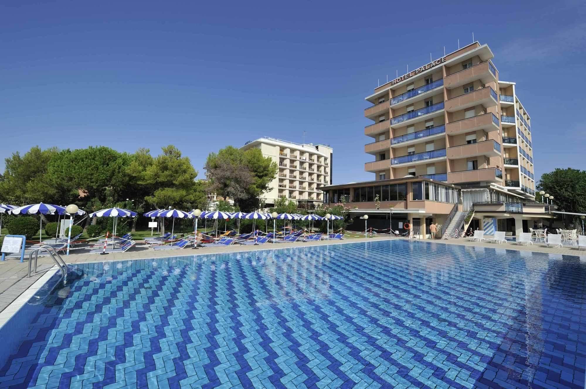 Hotel Palace Бибионе Экстерьер фото